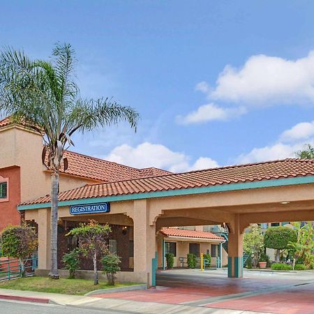 Travelodge By Wyndham Lynwood Exterior photo