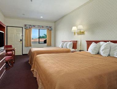 Travelodge By Wyndham Lynwood Exterior photo